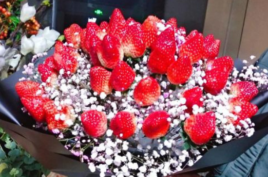 草莓满天星花束含义