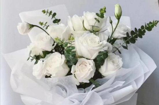 九朵白玫瑰的花语和寓意