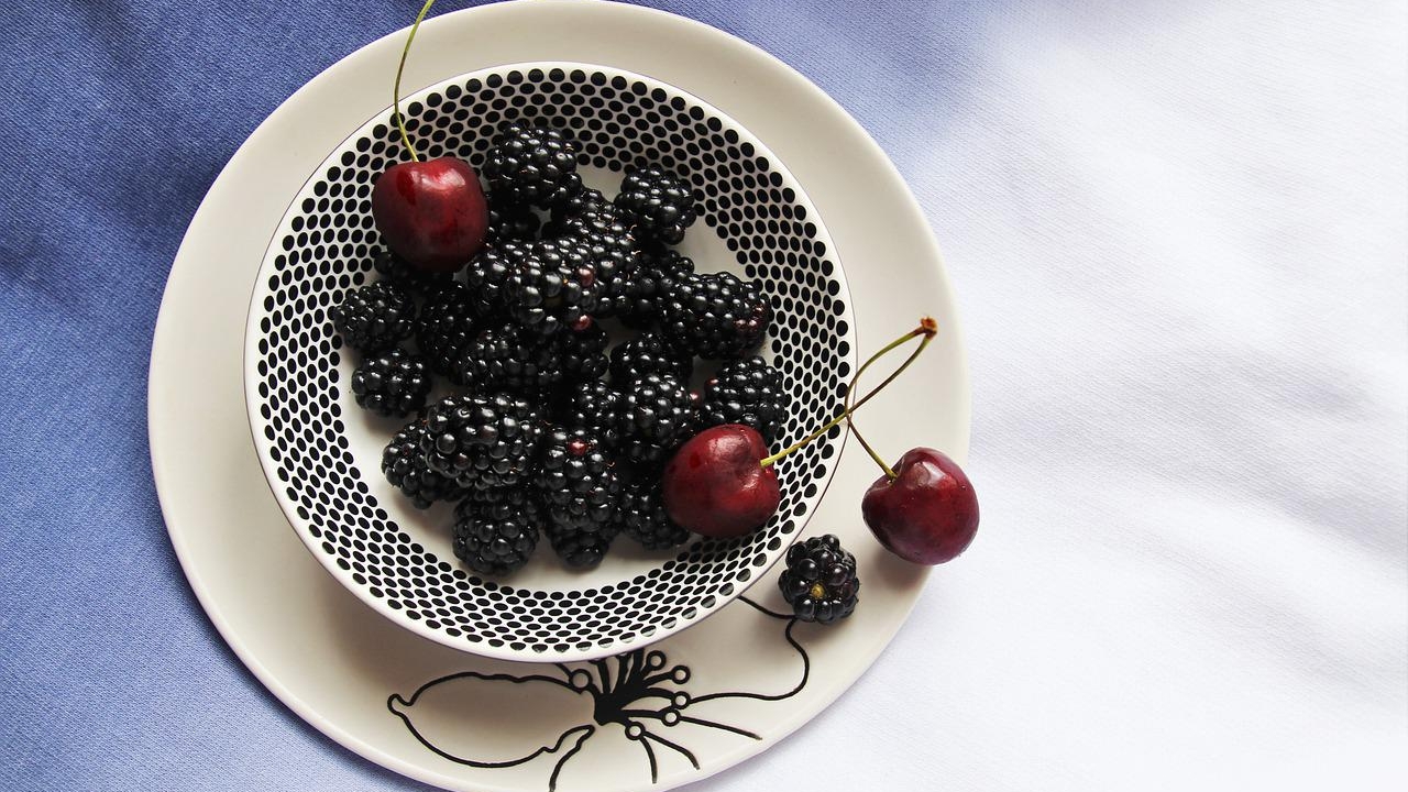 波森莓是蔓生植物，果实较大、颜色黑紫色，带有淡淡的甜美酸味，波森莓属于黑莓品种。被称为莓子类产品中的贵族。(图片：pixabay)